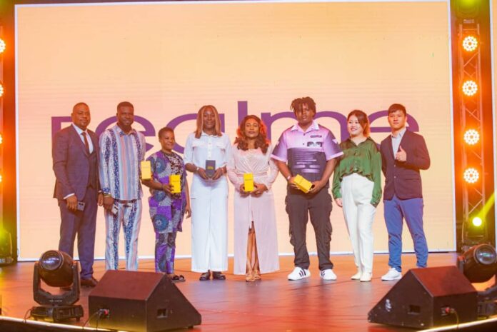 L - R: Olamide Kaka, Head of Sales, Nigeria; the winners of raffle draw at the launch event; Zena Ma Marketing Manager for Gulf Countries and Africa, realme; and Jamie Huang, Country Manager realme Nigeria, at the realme launch event in Lagos recently.